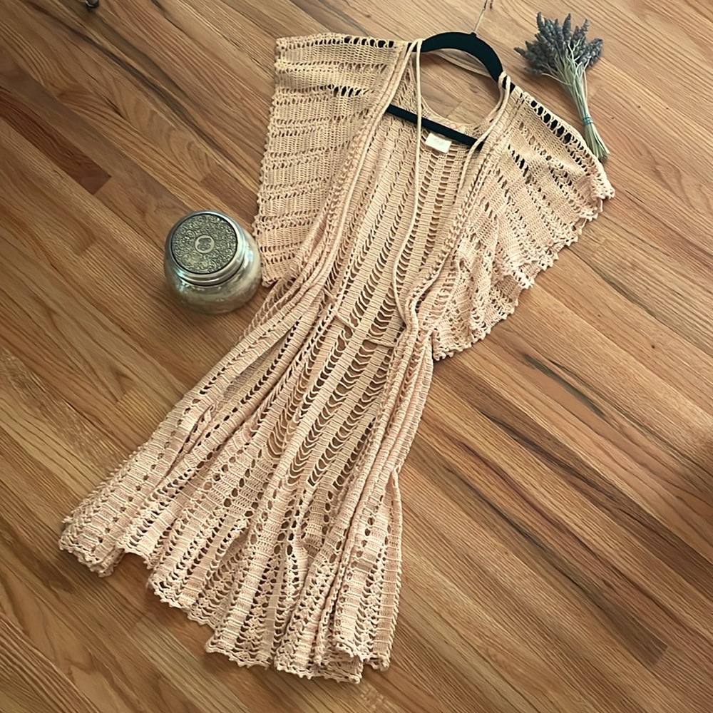 Crochet 70’s vibe by LA designer La Rok. Fits most anyone small to larger.